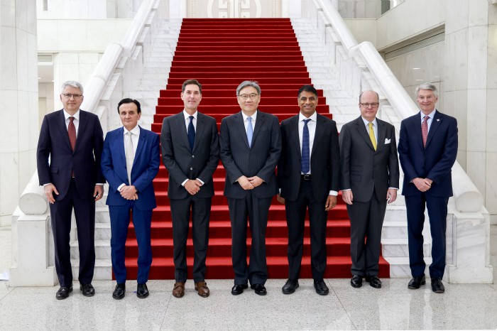 Chinese Commerce Minister Meets  Pharma Executives to Promote Foreign  Investment